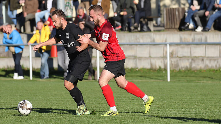 Lukas Gull (rechts) von der DJK Schwebenried/Schwebenried verfolgt Moritz Schubert vom TSV Rottendorf: Die Rottendorfer gewannen nach 13 Spielen wieder eine Partie in der Fußball-Landesliga.