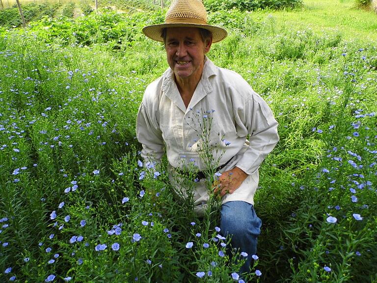 Bei dem blühenden Flachs in seinem Garten ging Gerhard Strauß das Herz auf