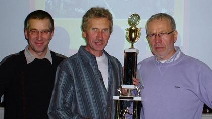 Sportler des Jahres beim Laufteam der Turngemeinde Kitzingen (TGK) ist Otmar Witzko (Mitte). Er absolvierte 100 Einhundert-Kilometer-Läufe. Die Führung der Abteilung mit Adalbert Rickel und Georg Will (rechts) wurde wiedergewählt.       -  Sportler des Jahres beim Laufteam der Turngemeinde Kitzingen (TGK) ist Otmar Witzko (Mitte). Er absolvierte 100 Einhundert-Kilometer-Läufe. Die Führung der Abteilung mit Adalbert Rickel und Georg Will (rechts) wurde wiedergewählt.