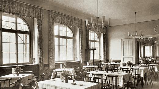 Innenansicht: Einer der Gastronomieräume im Waldhaus.