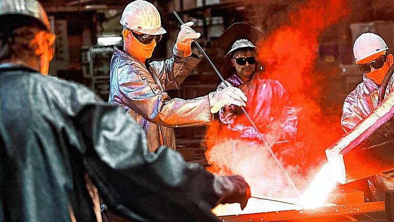 Bis zu 1150 Stellen will Bosch Rexroth bis Ende 2018 an sechs deutschen Standorten streichen. Auch die Lohrer Gießerei (im Bild) ist vom geplanten Stellenabbau betroffen: Von den rund 600 Arbeitsplätzen sollen bis zu 145 wegfallen. Der geplante Arbeitsplatzabbau ist eine Folge von deutlichen Rückgängen bei Bau- und Landmaschinen. Eine Verbesserung der Lage in diesem Sektor sieht Rexroth, auch wegen der chinesischen Immobilienblase, bis 2020 nicht. Bis zu 1150 Stellen will Bosch Rexroth bis Ende 2018 an sechs deutschen Standorten streichen. Auch die Lohrer Gießerei (im Bild) ist vom geplanten Stellenabbau betroffen: Von den rund 600 Arbeitsplätzen sollen bis zu 145 wegfallen. Der geplante Arbeitsplatzabbau ist eine Folge von deutlichen Rückgängen bei Bau- und Landmaschinen. Eine Verbesserung der Lage in diesem Sektor sieht Rexroth, auch wegen der chinesischen Immobilienblase, bis 2020 nicht.
