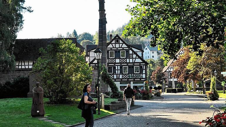 Das historische Klosterareal in Bad Herrenalb lädt ein zum Bummeln.