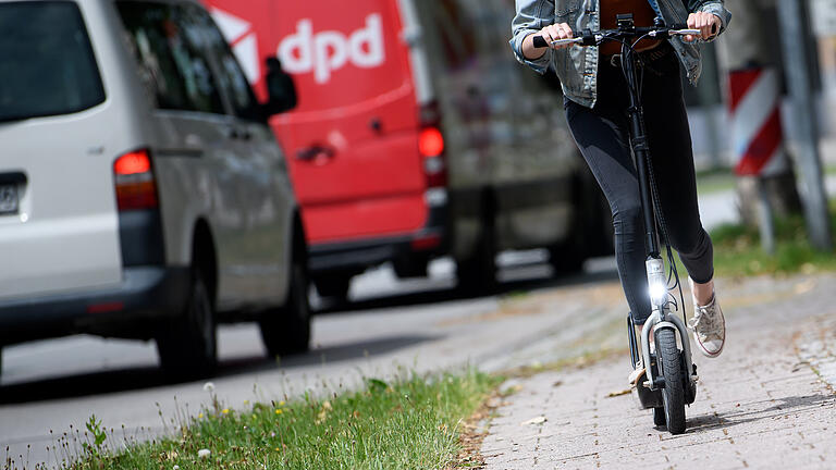 E-Scooter: Die kleinen, motorbetriebenen Roller sind derzeit ziemlich angesagt - auch in Schweinfurt? Unser Autor hat sich auf die Suche gemacht. E-Scooter: Die kleinen, motorbetriebenen Roller sind derzeit ziemlich angesagt - auch in Schweinfurt? Unser Autor hat sich auf die Suche gemacht.