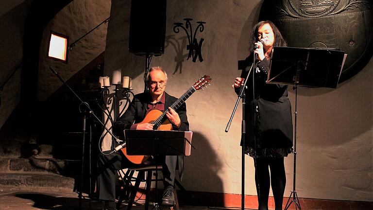 Bossa Nova und Bolero Cubano wurden von Sängerin Esther Lorenz und Gitarrist Peter Kuhz im historischen Weinkeller des Franck-Hause brillant dargeboten.