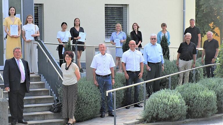 Oben (von links): Leonie Friedrich, Melanie Wiecek, Huizhi Zhu, Sofie Widder, Taina Kübler, Melina Krach, Emily Damm, Christian Rödl; unten (von links): Dr. Adolf Bauer, Melanie Keller, Hilmar Hofmann, Wolfgang Heck, Prof. Heinz-Wilhelm Volz, Prof. Christian Baumgart, Prof. Wolfgang Fischer