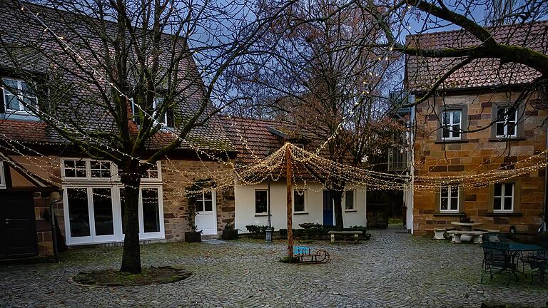 Auch der Innenhof der Steinmühle des Erich Kästner Kinderdorfs ist weihnachtlich dekoriert. Die Kinder haben dabei mitgewirkt.