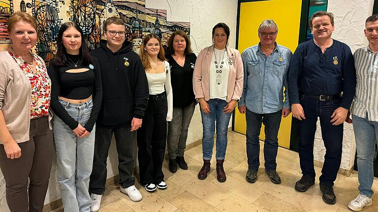 Auf dem Foto von links: Michaela Gensler, Lena Dietz, Luis Gensler, Lisa Dietz, Iris Dietz, Schützenkönigin Silke Knobling, Clemens Beck, Emil Hoch und 1. DJK Vorsitzender Felix Stingl.