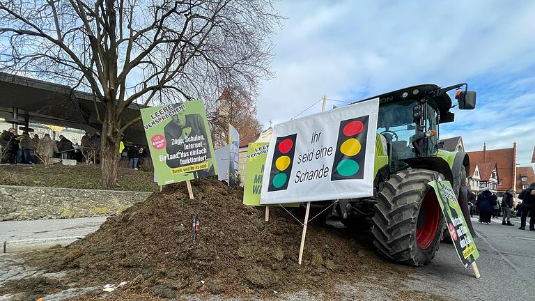 Politischer Aschermittwoch - Biberach.jpeg       -  Proteste im Vorfeld des politischen Aschermittwochs der Grünen vor der Stadthalle in Biberach.