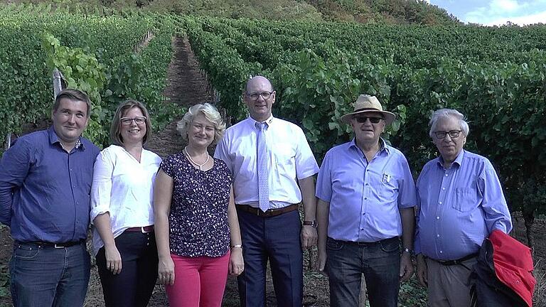 Staatssekretärin Rita Hagl-Kehl in Ziegelanger       -  (cl)   Auf Einladung des Landtagskandidaten René van Eckert (links) besuchte Bundespolitikerin Rita Hagl-Kehl (3. v. l.) das Winzerdorf Ziegelanger. Als Parlamentarische Staatssekretärin bei der Bundesministerin der Justiz und für Verbraucherschutz ist Hagl-Kehl seit März 2018 für den Verbraucherschutz zuständig. Bio-Winzer Wolfgang Zimmermann (5. v. l.) führte die Staatssekretärin durch seine Weinberge und gab einen Einblick in seinen Betrieb. Seiner Aussage nach sei der biologische Anbau nicht umständlicher als der konventionelle. Bei dem Rundgang waren auch Bürgermeister Thomas Stadelmann (4. v. l.), SPD-Ortsvereinsvorsitzende Johanna Bamberg-Reinwand (2. v. l.) und Ehrenvorsitzender Ludwig Leisentritt (rechts) dabei.