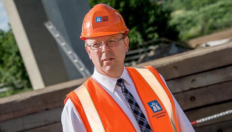 Alexander Leis (Leiter der Dienststelle Würzburg der Autobahndirektion Nordbayern) auf der mittlerweile abgeschlossen Großbaustelle der Talbrücke Schraudenbach.