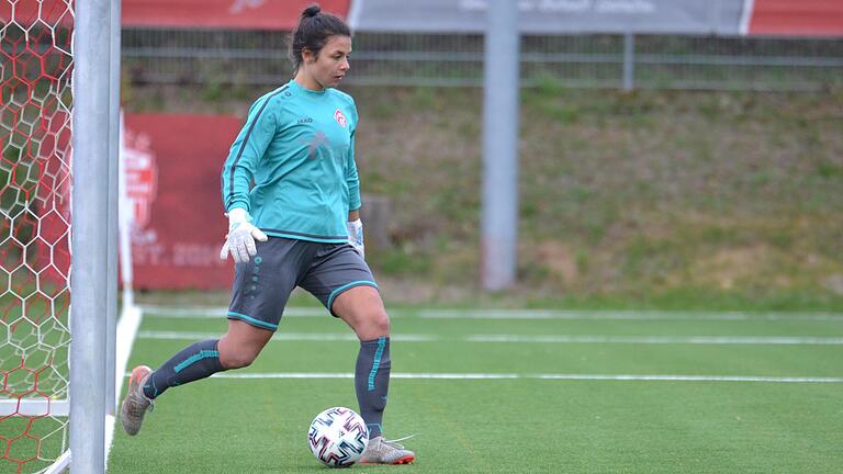 Kickers-Torfrau Johanna Popp kontrolliert im Heimspiel gegen Stern München den Ball.