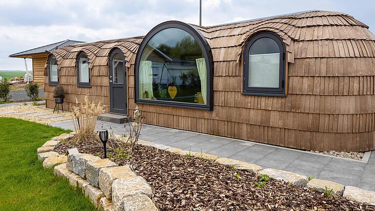 In Bundorf stehen seit September vergangenen Jahres Tiny Houses in Hobbit-Optik für Urlauberinnen und Urlauber bereit, die nach einer Auszeit auf dem Land suchen.