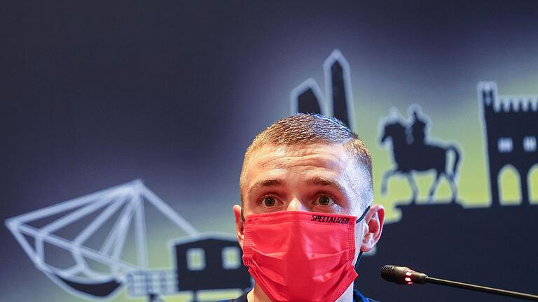 Remco Evenepoel       -  Der Belgier Remco Evenepoel saß bei der Pressekonferenz mit einer Maske.