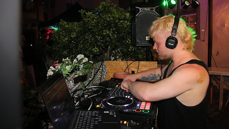 Stadtfest Münnerstadt 2024 - DJ Flo am Mischpult - bei seiner Musik konnte kaum einer ruhig stehenbleiben. Stadtfest Münnerstadt 2024 - DJ Flo am Mischpult - bei seiner Musik konnte kaum einer ruhig stehenbleiben.