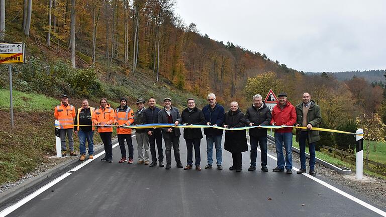 Freigabe der sanierten K 2831 zwischen Boxtal und Rauenberg (von links): Markus Metz (Straßenbauamt), René Mattern (Ingenieurbüro Rema-Plan), René Schweizer (Firma Leonhard Weiss), Sebastian Bokmeier (Straßenbauamt), Roland Ehrmann (Vorsitzender AfD-Kreistagsfraktion), Ortsvorsteher Rolf Döhner (Boxtal), Bürgermeister Roger Henning (Freudenberg), Landrat Christoph Schauder, die Ortsvorsteher Siegfried Berg (Ebenheid), Margarete Schmidt (Rauenberg) und Roland Hildenbrand (Wessental) sowie die Kreistags-Fraktionsvorsitzenden Thomas Kraft (SPD) und Stefan Kempf (FDP/BLW).