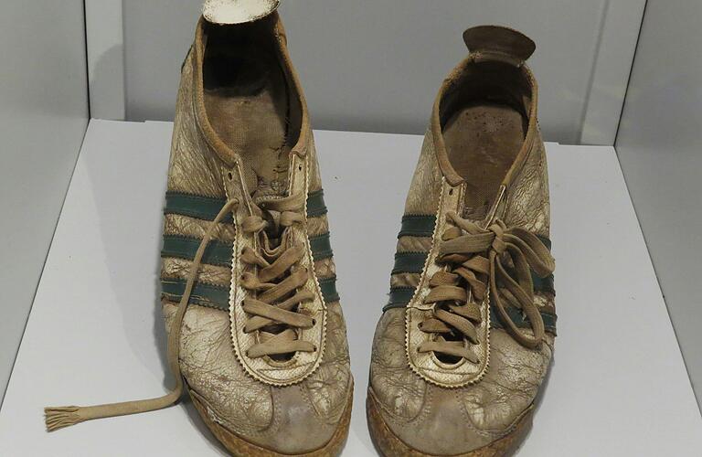 In diesen Schuhen wurde Günther Hußlein 1954 bayerischer Meister im Marathon. Jetzt sind sie in der Sport-Ausstellung im Spessartmuseum zu sehen. In diesen Schuhen wurde Günther Hußlein 1954 bayerischer Meister im Marathon. Jetzt sind sie in der Sport-Ausstellung im Spessartmuseum zu sehen.