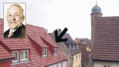 In der rechten Dachwohnung (siehe Pfeil) des Anwesens Weiße-Turm-Straße 7 wurde heute vor 25 Jahren am 12. Dezember 1983 der 83-jährige Rentner Anton Tippelt wegen 30 Mark umgebracht. Als man ihn am nächsten Tag fand, steckte des Messer noch in seinem Hals.