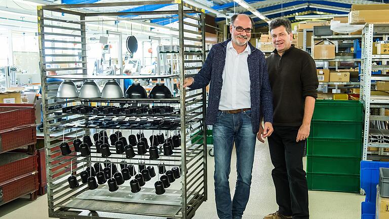 Licht ist ihre Welt: Stefan Lang (Geschäftsführer) und Hans Jürgen Neupert (rechts, Vertriebsleiter) in der Fertigung der Firma SIS in der Rudolf-Diesel-Straße.