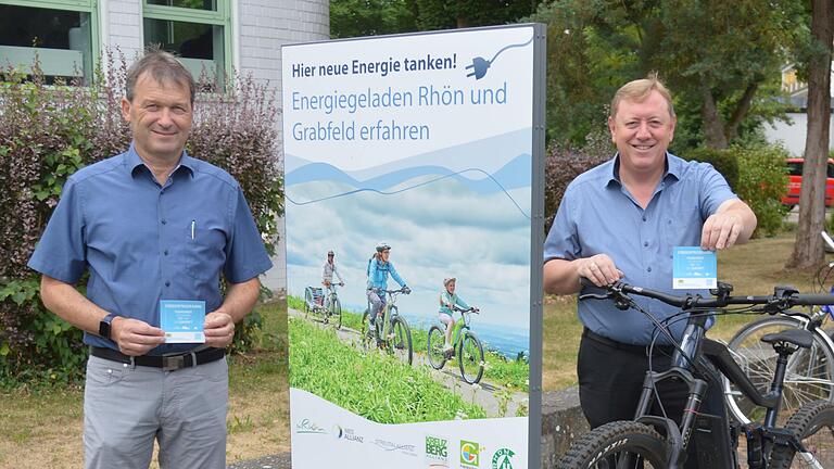 Vier neue Ladepunkte für E-Bikes an der Frankentherme: Bad Königshofens Bürgermeister Thomas Helbling (links) und Kurdirektor Werner Angermüller nahmen vor wenigen Tagen die neue Ladestation offiziell in Betrieb.