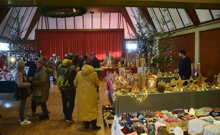 Es glänzte und glitzerte im Haus des Gastes. Dort waren die meisten Stände des Weihnachtsmarktes aufgebaut. Es glänzte und glitzerte im Haus des Gastes. Dort waren die meisten Stände des Weihnachtsmarktes aufgebaut.