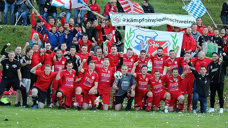 Die SG Ginolfs/Weisbach I/Unterweißenbrunn/Frankenheim II steigt in die A-Klasse auf (hinten von links): Betreuer Rüdiger Arnold, Tobias Reder, Maximilian Wirth, Nico Bott, André Schrenk, Florian Mai, Jürgen Zimmermann, Florian Enders, Felix Krapf, Markus Breunig, Trainer Julian Vorndran sowie (vorne von links) Louis Sitzmann, Julian Illek, Philipp Enders, Tobias Simon, Tobias Markert, Florian Martin,  Lukas Fries, Marc André Göpfert und Betreuer Felix Fendert.