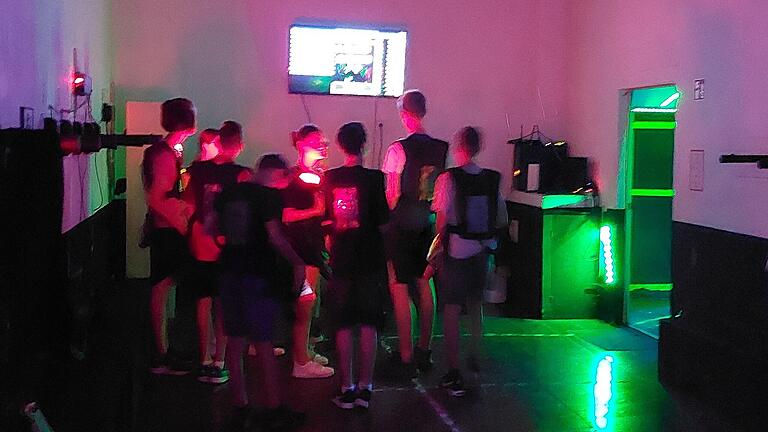 Die Besucher und Betreuer des Jugendzentrums MainHaus in der Posthalle in Würzburg beim Lasertag.