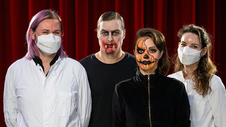 Fertig! Halloween kann kommen: Maskenbildner Jakob Stenzel (links) und Maskenbildnerin Alica Keyser (rechts) vom Mainfranken Theater mit unserem Autor und unserer Autorin - frisch geschminkt.&nbsp;