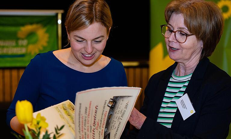 Niederwerrns Bürgermeisterin Bettina Bärmann (rechts) bittet Katharina Schulze, Fraktionsvorsitzende der Grünen im Bayerischen Landtag, sich in das Goldene Buch der Gemeinde einzutragen. Niederwerrns Bürgermeisterin Bettina Bärmann (rechts) bittet Katharina Schulze, Fraktionsvorsitzende der Grünen im Bayerischen Landtag, sich in das Goldene Buch der Gemeinde einzutragen.
