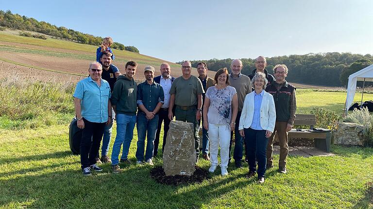 Bei der Widmung des Lieblingsplatzes der Gemeinde Uettingen mit dem Gedenkstein zum Freiwilligen Landtausch (von links): Bürgermeister Edgar Schüttler, Kreisrat Thomas Haaf, Revierförster David Mayr, ehem. Revierförster Timo Renz, Thomas Eberth, Thomas Hoffmann, Alois Beer, Bezirksrätin Rosa Behon, Altlandrat Eberhard Nuß, Eva Kiesekamp und Forstsachverständiger Paul Gerlach.