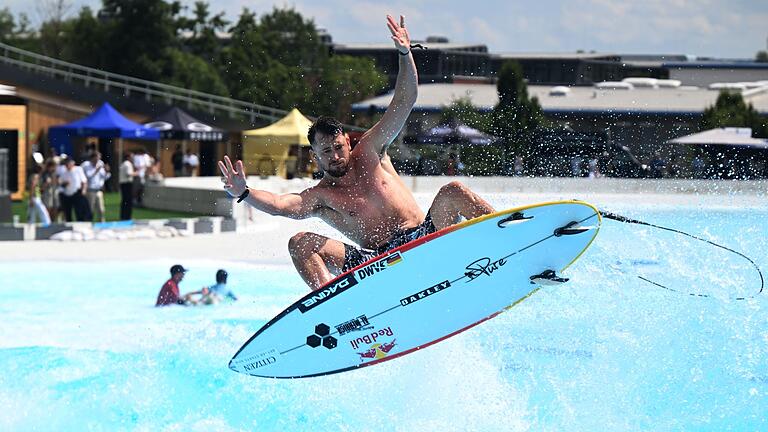 Olympionike Leon Glatzer hat eine Gaudi im neuen Surfpark       -  Olympionike Leon Glatzer im neuen Surfpark