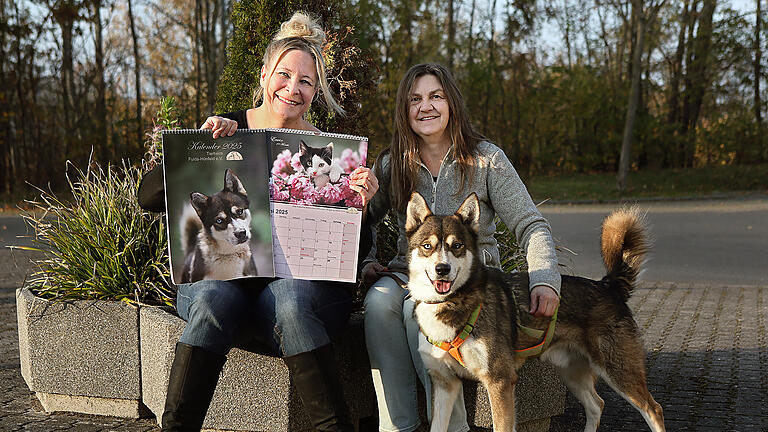 Der Tierheimkalender von Fotografin Kerstin Junker - Der Tierheimkalender von Fotografin Kerstin Junker (links), daneben Silvia Pietrek vom Tierheim Fulda-Hühnfeld mit Titelmodel Akela. Der Tierheimkalender von Fotografin Kerstin Junker - Der Tierheimkalender von Fotografin Kerstin Junker (links), daneben Silvia Pietrek vom Tierheim Fulda-Hühnfeld mit Titelmodel Akela.