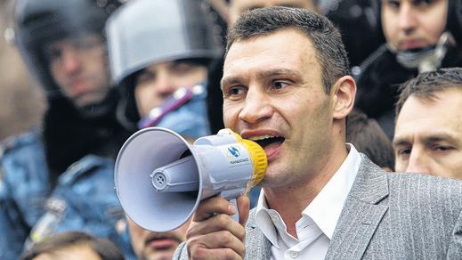 Vitali Klitschko, der Politiker: Der 40-Jährige möchte offenbar 2015 für das Amt des Staatspräsidenten in der Ukraine kandidieren. Unser Bild zeigt ihn 2009 als Sprecher bei einer Demonstration in Kiew.