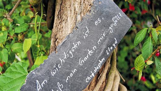 Stimmt! Aber auch wenn dieser Spruch aus einem Obereisenheimer Garten zutrifft, freut sich doch jeder Gartenbesitzer, wenn auch andere sein grünes Wohnzimmer bewundern. Dazu ist am Sonntag beim Tag der offenen Gartentür wieder Gelegenheit.