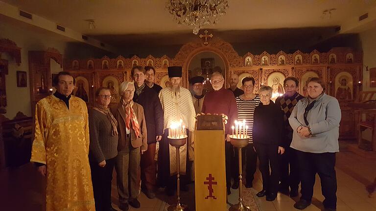 Die Freunde der Ostkirche nach der Vesper am Heiligen St. Nikolaustag (6. Dezember). Nach der Weihnachtsmesse müssen sie ihre byzantinische Kapelle am Grabenberg zusperren. Die Freunde der Ostkirche nach der Vesper am Heiligen St. Nikolaustag (6. Dezember). Nach der Weihnachtsmesse müssen sie ihre byzantinische Kapelle am Grabenberg zusperren.
