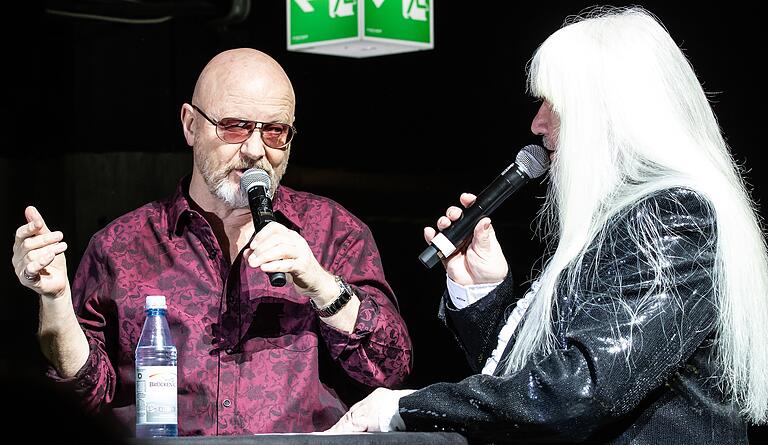Pausen-Talk: Gastgeber Andy Scott (rechts) interviewt Wishbone-Ash-Sänger Andy Powell. Pausen-Talk: Gastgeber Andy Scott (rechts) interviewt Wishbone-Ash-Sänger Andy Powell.