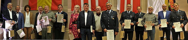 Vereinsehrungen 25 Jahre Mitgliedschaft beim Feuerwehrverein (von links) Klaus Schnapp, Erhard Rada,Rosemarie Stamm, Rudolf Zott, Hermann Hartung, Christopher Greiner, Birgit Leimkötter, Peter Knöchel,Gerhard Reicherd, Gerhard Kleinert, Markus Heim, Thorsten Götz, Volker Brand, Eigenheimerbund (Vorsitzender Steffen Lutz) und Florian Fischer.