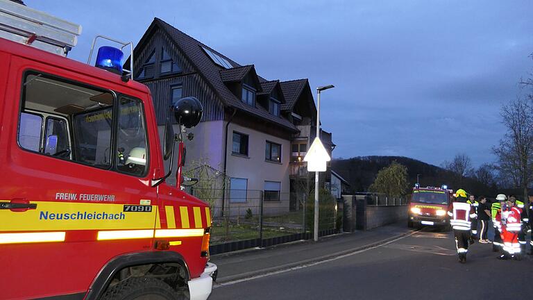 Aus einem Fenster in diesem Wohnhaus in der Oberschleichacher Steigerwaldstraße bemerkte ein Passant eine starke Rauchentwicklung und verständigte die Feuerwehr.