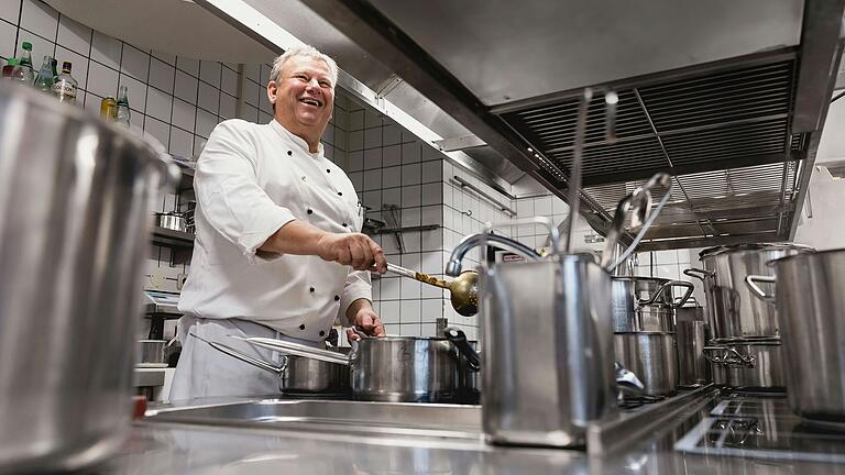 Hans-Jörg Kriegl greift als Küchenchef des Hotel-Restaurants Zehntkeller gerne zu regionalen Produkten. Hans-Jörg Kriegl greift als Küchenchef des Hotel-Restaurants Zehntkeller gerne zu regionalen Produkten.