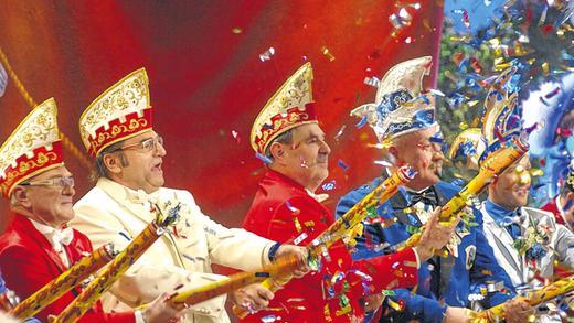 Das Konfetti-Finale: Der souveräne Sitzungspräsident Bernd Händel (Zweiter von links) und Bernhard Schlereth (Dritter von links) vom Fastnachtsverband. Das Konfetti-Finale: Der souveräne Sitzungspräsident Bernd Händel (Zweiter von links) und Bernhard Schlereth (Dritter von links) vom Fastnachtsverband.