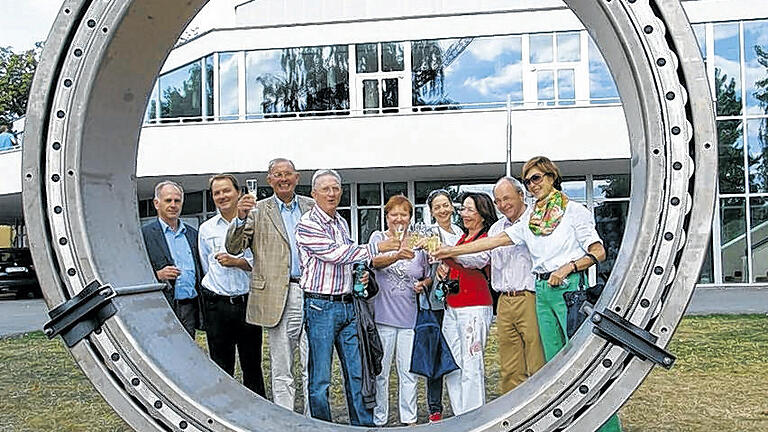 Das Lager steht: Harmonie-Ehrenvorsitzender German Cramer und Vorsitzender Georg Kreiner (3. und 4. von links) stoßen mit Helfern an.
