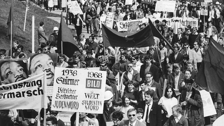 Ostermarsch in Stuttgart, wenige Tage nach dem Mordanschlag auf Studentenführer Rudi Dutschke.&nbsp; Der Zorn der Demonstranten richtete sich gegen alle Staatsgewalt und einen Teil der Presse, vor allem gegen den Axel-Springer-Verlag ('Enteignet Springer!').