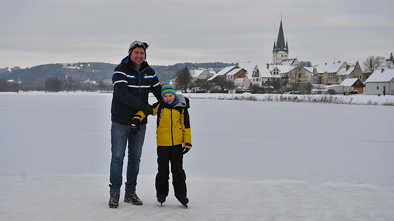 Jannik (7 Jahre) und sein Vater Simon Schmitt haben Spaß beim Eislaufen-Lernen auf den zugefrorenen Saalewiesen bei Salz. Jannik (7 Jahre) und sein Vater Simon Schmitt haben Spaß beim Eislaufen-Lernen auf den zugefrorenen Saalewiesen bei Salz. 