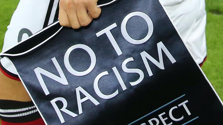 Nein zu Rassismus sagen: dazu will ein Aktionsbündnis in Schweinfurt&nbsp; auffordern (Symbolbild). Das Bild entstand bei einer internationalen Fußball -Begegnung.&nbsp;