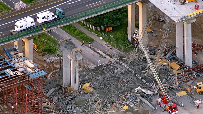 Am 15. Juni stürzte ein Teil der Talbrücke Schraudenbach der Autobahn 7 bei Werneck bei Bauarbeiten ein. Ein Mann starb, 14 wurden verletzt. Der Prozess gegen drei Prüfingenieure vor dem Landgericht Schweinfurt geht am 2. Mai weiter.