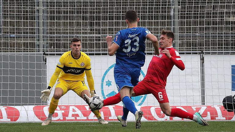 Torhüter Johann Hipper (links beim Testspiel in Stuttgart) steht vor seinem Pflichtspieldebüt für die Würzburger Kickers. Marius Wegmann (rechts) fällt in Pipinsried rotgesperrt aus.