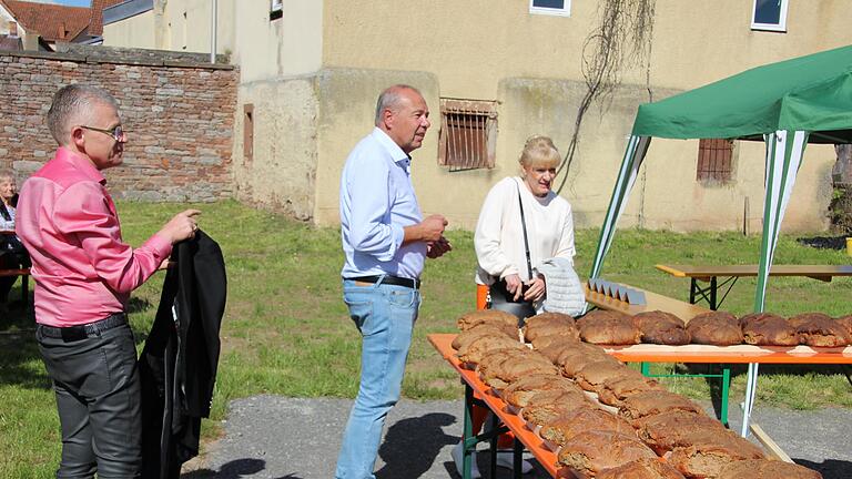 Das Frischegebackene aus dem Holzbackofen musste nicht lange auf Abnehmer warten. Zahlreiche Besucher nahmen ein oder mehrere Brote mit nach Hause. - Das Frischegebackene aus dem Holzbackofen musste nicht lange auf Abnehmer warten. Zahlreiche Besucher nahmen ein oder mehrere Brote mit nach Hause. Das Frischegebackene aus dem Holzbackofen musste nicht lange auf Abnehmer warten. Zahlreiche Besucher nahmen ein oder mehrere Brote mit nach Hause. - Das Frischegebackene aus dem Holzbackofen musste nicht lange auf Abnehmer warten. Zahlreiche Besucher nahmen ein oder mehrere Brote mit nach Hause.