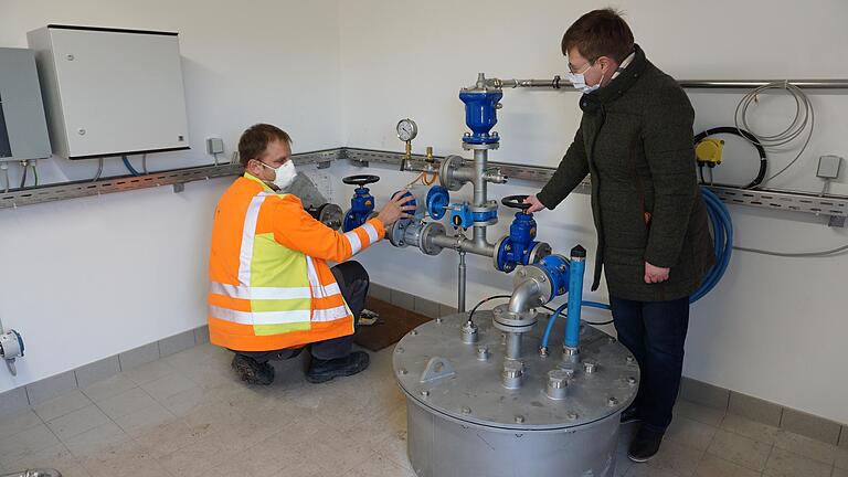 Wasserwart Michael Sperl erläutert Bürgermeisterin Birgit Erb die technischen Zusammenhänge der Rohwasserförderung.