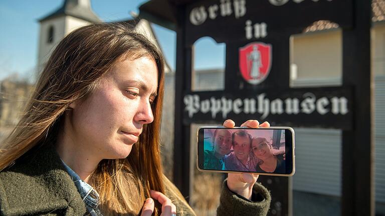 Die ukrainische Studentin Valeriia Mirza aus Poppenhausen (Lkr. Schweinfurt) bangt um ihre Familie (zu sehen ihre Eltern auf dem Handy) und steht selbst vor einer ungewissen Zukunft.