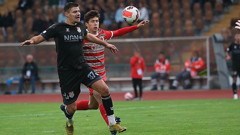 Aubstadts Angreifer Christopher Bieber (links) hatte im Gastspiel beim FC Augsburg II (rechts Fabian Wessig) oft einen schweren Stand.