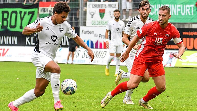 Auf dem Weg zum Führungstor: Der Schweinfurter Dominik N'gatie (links) enteilt dem Memminger Manuel Konrad. Auf dem Weg zum Führungstor: Der Schweinfurter Dominik N'gatie (links) enteilt dem Memminger Manuel Konrad.